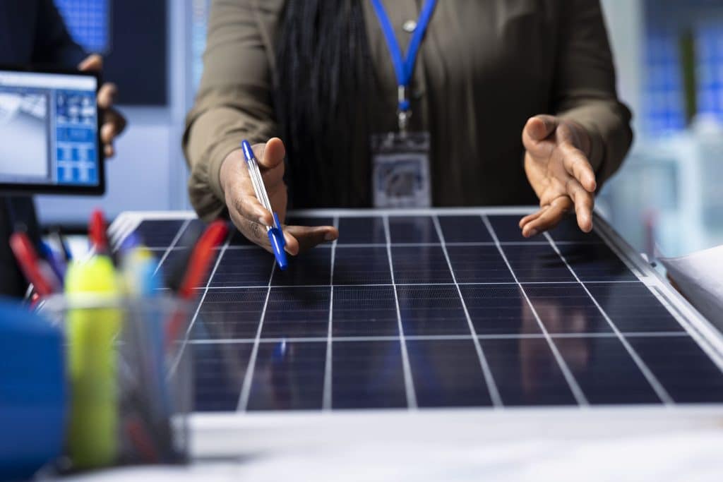 Vysokonapěťové vs. nízkonapěťové fotovoltaické systémy